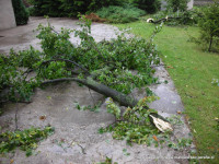 Trąba powietrzna - uszkodzenie nowego dachu kościoła - 4.08.2008 roku